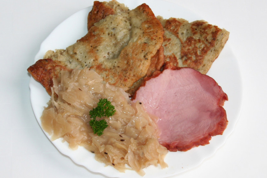 Cmunda with cabbage and smoked meat