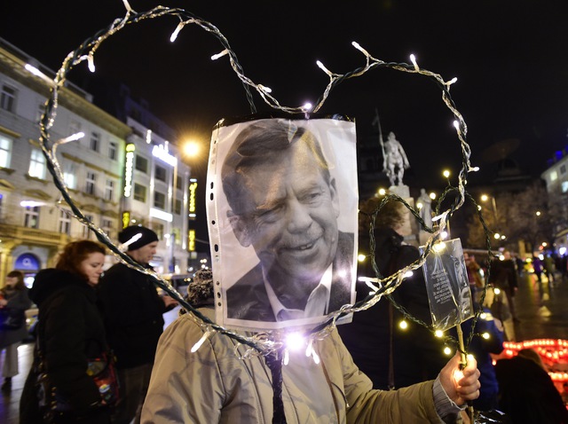 Hundreds of people commemorate Havel at Prague Castle