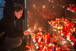 Hundreds of people commemorate Havel at Prague Castle